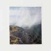 Wolken überrollen Berge Wandteppich (Vorderseite)