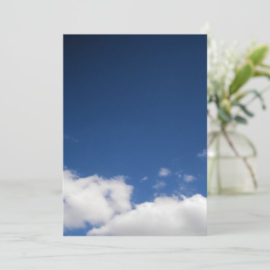 Wolken und Blauer Himmel Einladung (Stehend Vorderseite)