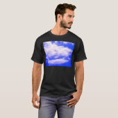 Wolken und "Clear Blue Sky" T-Shirt (Vorne ganz)
