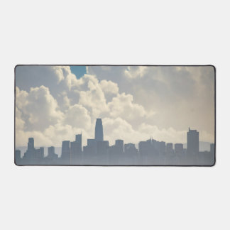 Wolken und die Stadt Schreibtischunterlage