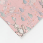 Wolken und Regentropfen aus Bunny Wreath - Rosa Fleecedecke (Ecke)