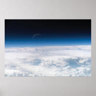 Wolken und schwacher Mond Poster