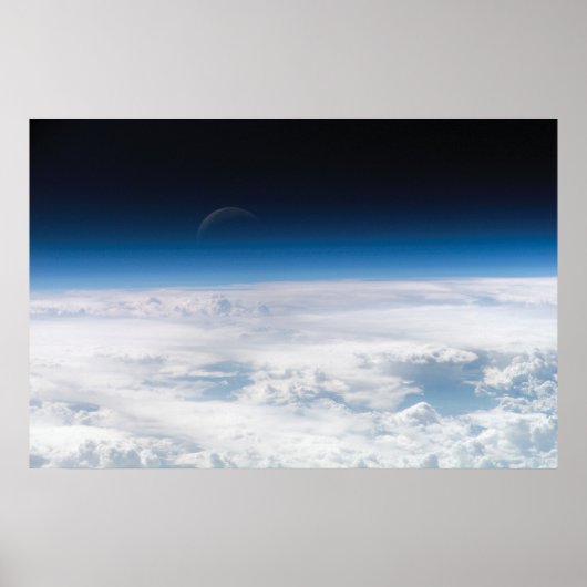 Wolken und schwacher Mond Poster (Vorne)