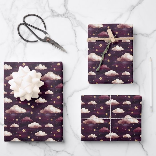 Wolken und Sterne auf dunklem Lila Geschenkpapier Set (Vorderseite)