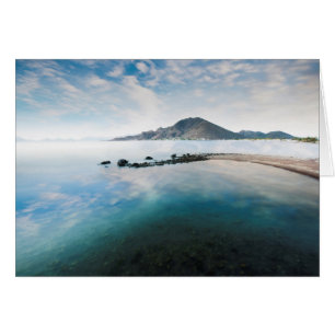 Wolkenblauer Himmel im See