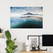 Wolkenblauer Himmel im See Poster (Heimbüro)