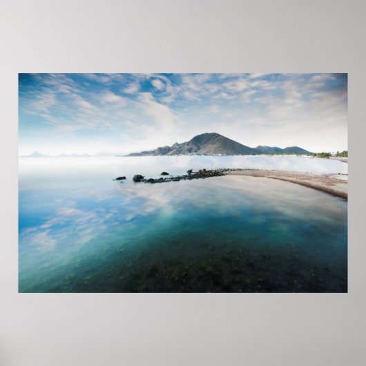 Wolkenblauer Himmel im See Poster (Vorne)