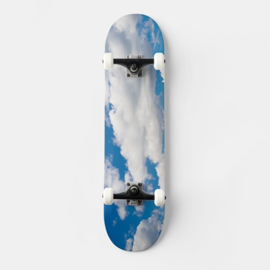 Wolkenblauer Himmel Skateboard (Vorderseite)