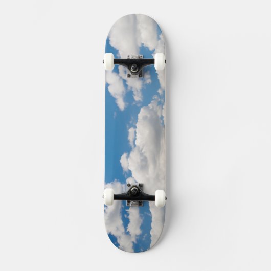 Wolkenblauer Himmel Skateboard (Vorderseite)