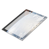 Wolkenformationen rund um den Sonnenuntergang vor Notizblock (angewinkelt)