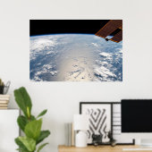 Wolkenformationen rund um den Sonnenuntergang vor  Poster (Heimbüro)