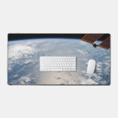 Wolkenformationen rund um den Sonnenuntergang vor Schreibtischunterlage (Tastatur & Maus)