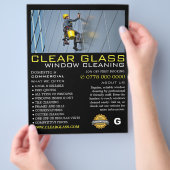 Wolkenkratzer, Fensterreiniger, Reinigung der Werb Flyer (Hand)