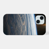 Wolkenkratzer im Südindischen Ozean. iPhone 15 Hülle (Rückseite (Horizontal))