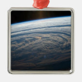 Wolkenkratzer im Südindischen Ozean. Ornament Aus Metall (Vorne)