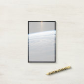 Wolkenkratzer im Südindischen Ozean. Post-it Klebezettel (Auf Schreibtisch)