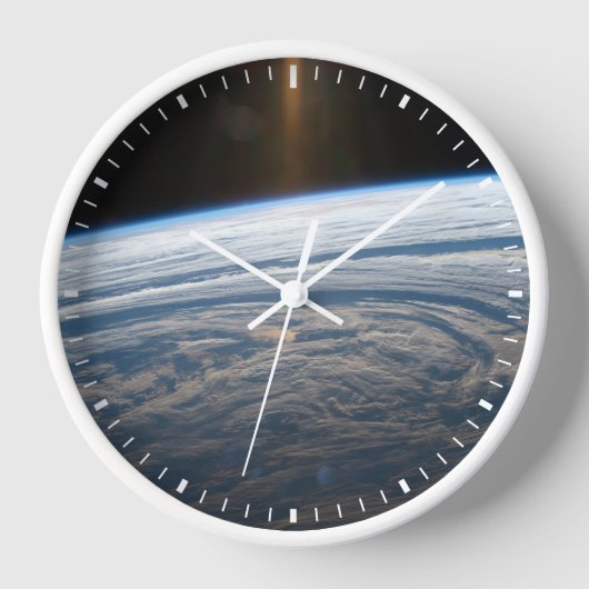 Wolkenkratzer im Südindischen Ozean. Uhr (Vorderseite)