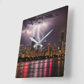 Wolkenkratzer in Chicago mit Blitzen Quadratische Wanduhr (Winkel)