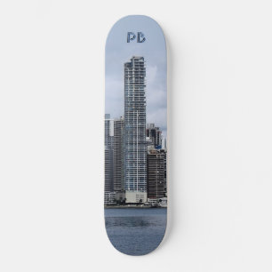 Wolkenkratzer mit Ihren Initialen Skateboard