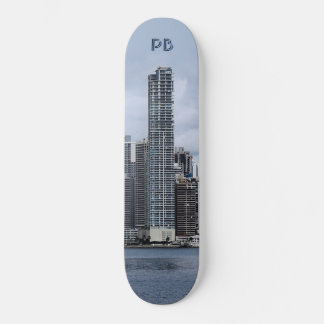 Wolkenkratzer mit Ihren Initialen Skateboard