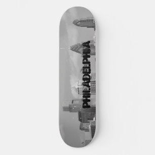 Wolkenkratzer, schwarz-weiß skateboard
