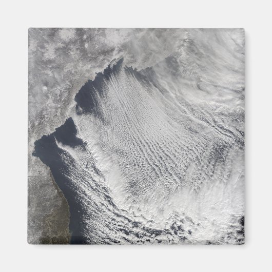 Wolkenkratzer über dem japanischen Meer Magnet (Vorne)