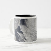 Wolkenkratzer über dem japanischen Meer Zweifarbige Tasse (Vorderseite Links)