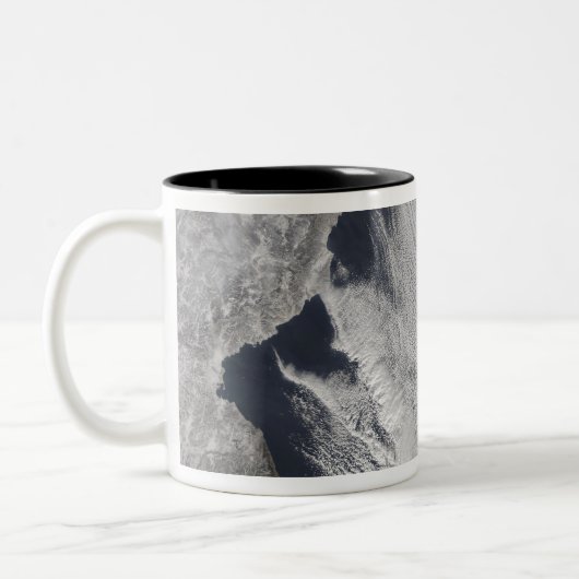 Wolkenkratzer über dem japanischen Meer Zweifarbige Tasse (Links)