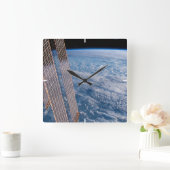 Wolkenkratzer- und Korallenmeere. Quadratische Wanduhr (Zuhause)