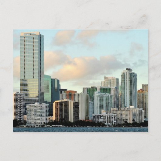 Wolkenkratzer von Miami gegen den Himmel Postkarte (Vorderseite)