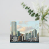Wolkenkratzer von Miami gegen den Himmel Postkarte (Stehend Vorderseite)