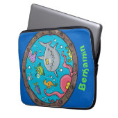 Wolkenlebewesen im Cartoon des Schiffshafens Laptopschutzhülle (Vorderseite Links)