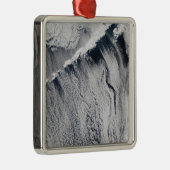 Wolkenmuster, die über der Aleutianinsel sichtbar  Ornament Aus Metall (Rechts)