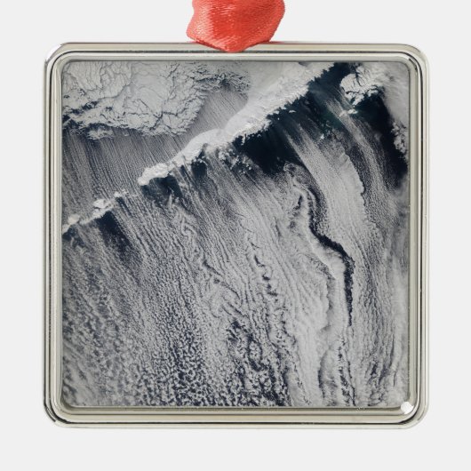 Wolkenmuster, die über der Aleutianinsel sichtbar  Ornament Aus Metall (Vorne)