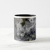 Wolkensimulation der gesamten Erde Zweifarbige Tasse (Mittel)