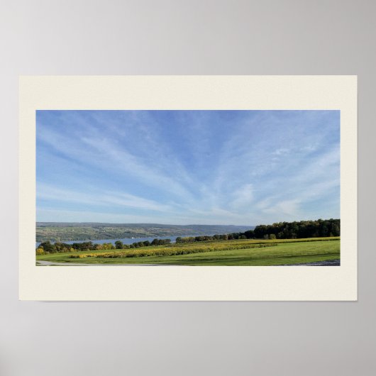 Wolkiges Feld am See Poster (Vorne)