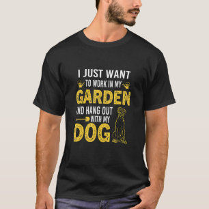 Woll einfach, in meinem Garten zu arbeiten und mit T-Shirt