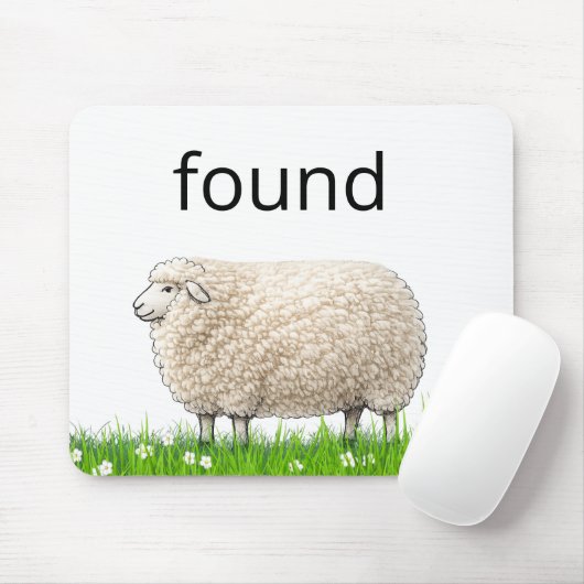 Wollschaf im Gras mit "Gefunden"-Text Mousepad (Mit Mouse)