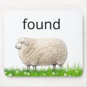 Wollschaf im Gras mit "Gefunden"-Text Mousepad (Vorne)