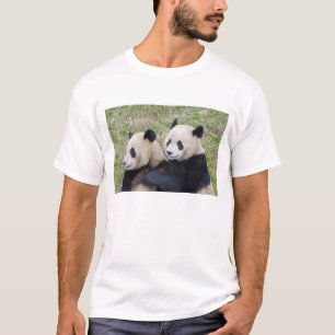 Wolong-Reservat, China, Riesenpanda umarmend T-Shirt