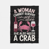Woman Cannot Survive Wine Alone She Needs Crab Fleecedecke (Vorderseite)