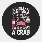 Woman Cannot Survive Wine Alone She Needs Crab Runder Aufkleber (Vorderseite)