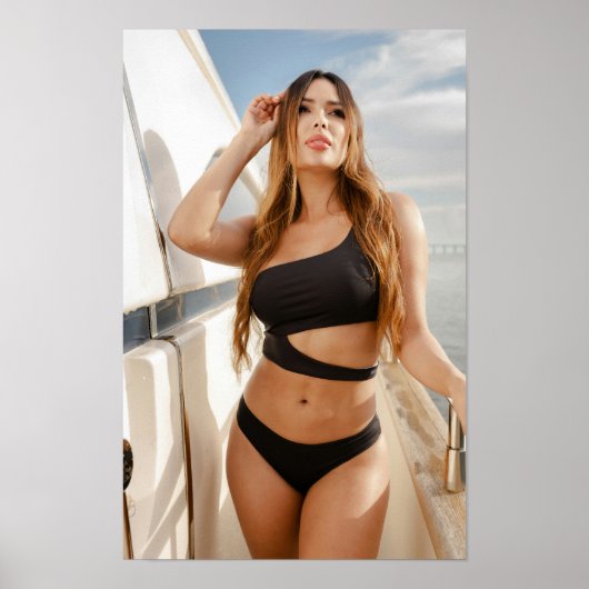 Woman Enjoying A Sunny Day On A Yacht Poster (Vorne)