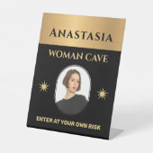 Woman Höhle Gold Schwarze Warnung personalisieren Sockelschild (Vorderseite)