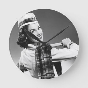 Woman in a Cap Runde Wanduhr