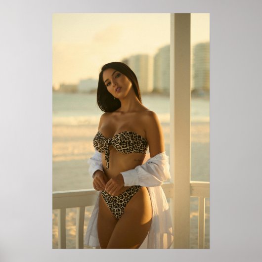 Woman In A Leopard Print Bikini Poster (Vorne)