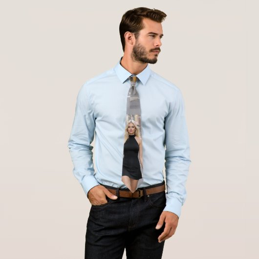 Woman in black krawatte (Beispiel)