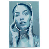 "Woman in Blue" Mittlere Geschenktüte (Vorderseite)