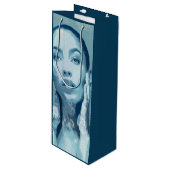 "Woman in Blue" Premium Canvas Geschenktüte Für Weinflaschen (Vorderseite Schrägansicht)