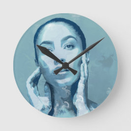 "Woman in Blue" Runde Wanduhr